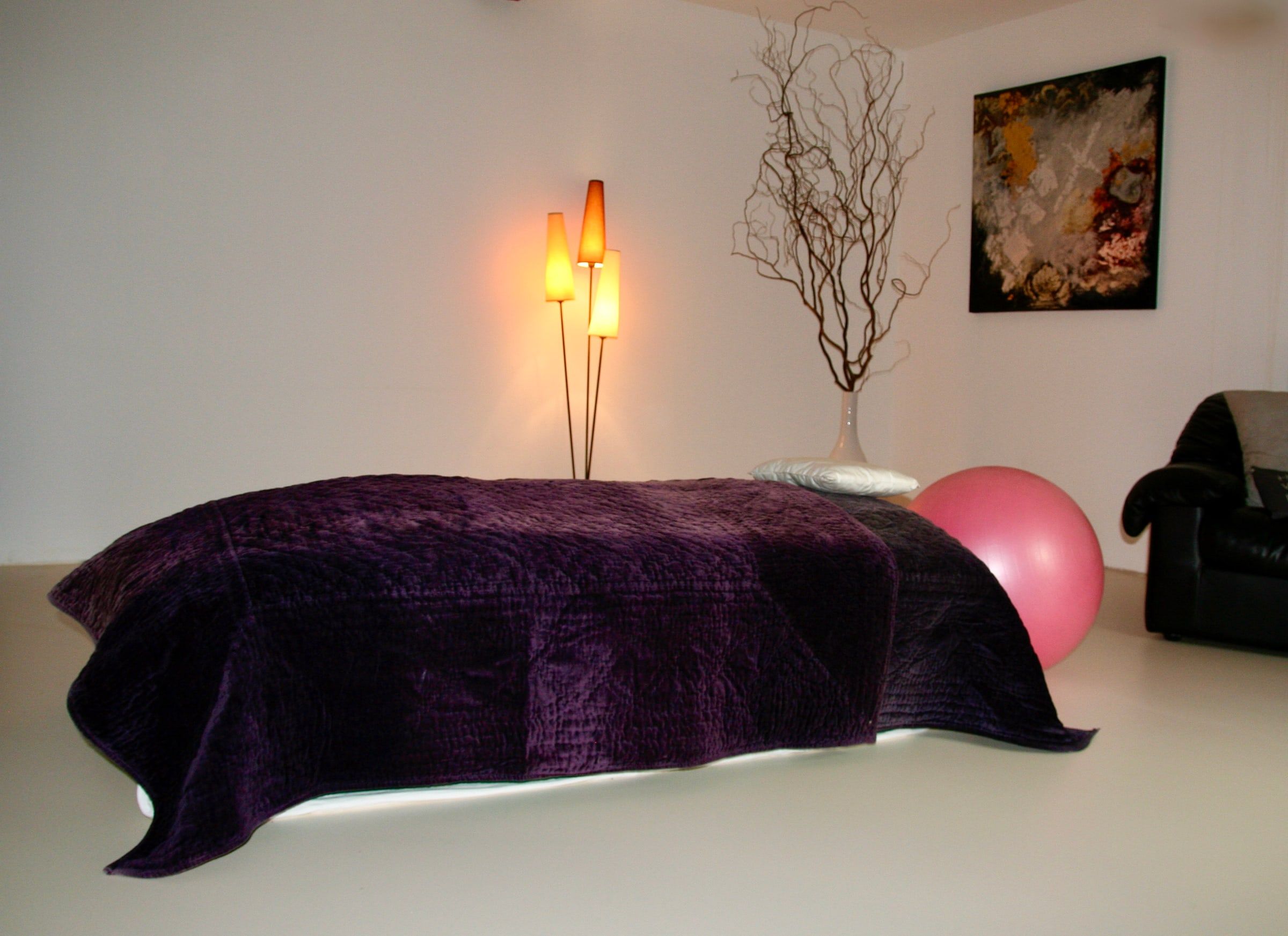 La table de ballons recouverte d'un plaid violet, un ballon rose à côté