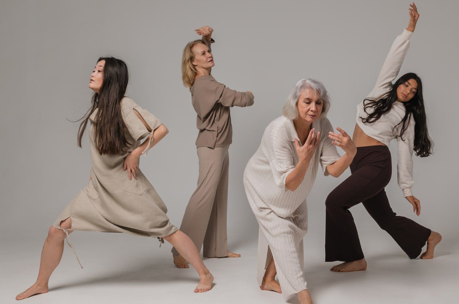 Quatre danseuses de générations différentes en mouvement libre