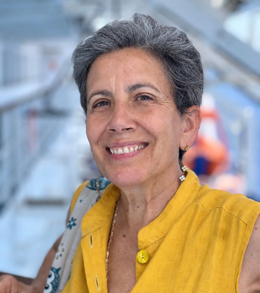 Isabella Porru souriante, en extérieur