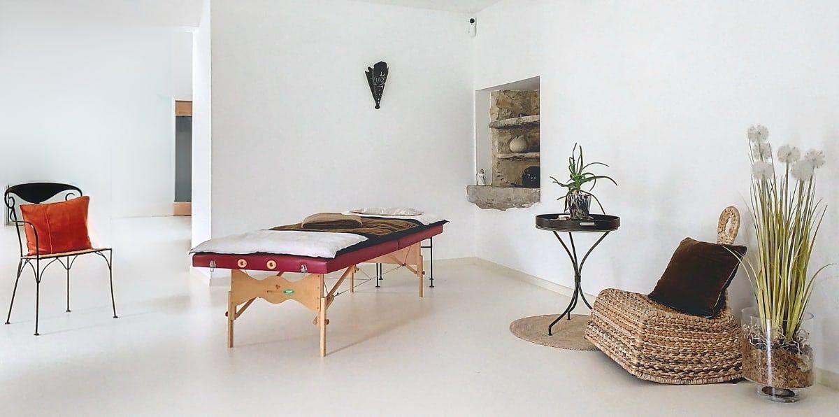 Cabinet lumineux avec une table de soin